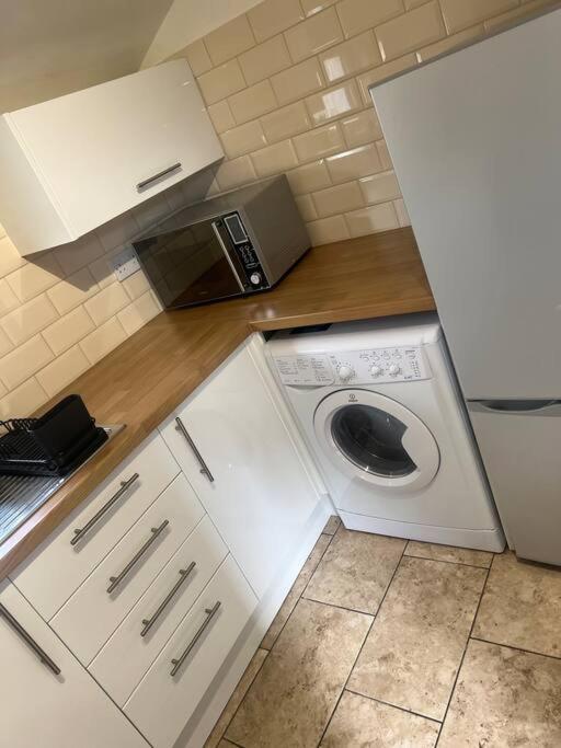 Large Modern Studio Flat Apartment Londra Exterior foto